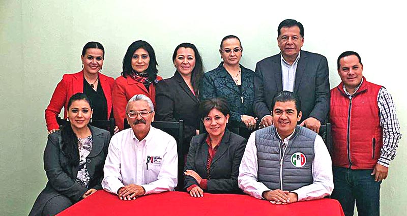 En la imagen aparecen en torno a Judit Guerrero el dirigente estatal del tricolor, así como otras mujeres que en su momento alzaron la mano para ser candidatas ■ foto: la jornada zacatecas