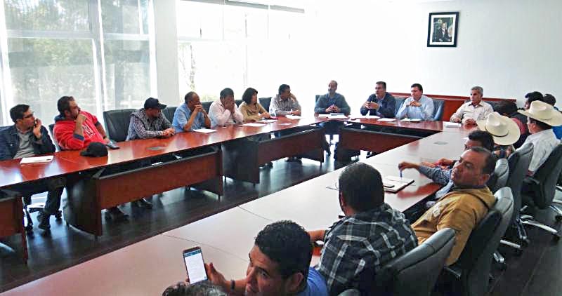 Autoridades federales y estatales se reunieron con representantes de 30 organizaciones de acopiadores ■ foto: la jornada zacatecas