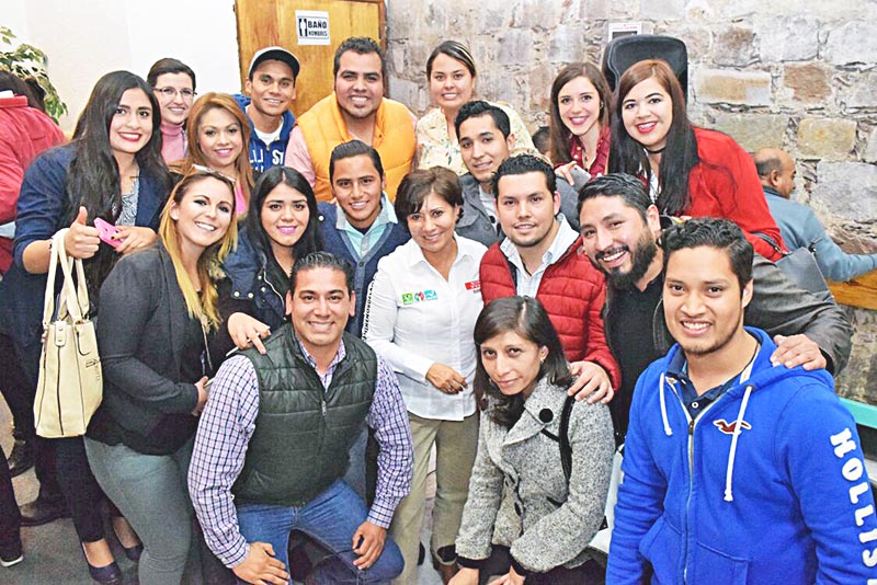 La abanderada de la Coalición Zacatecas Primero se reunió con la Red de Jóvenes por México ■ FOTO: LA JORNADA ZACATECAS