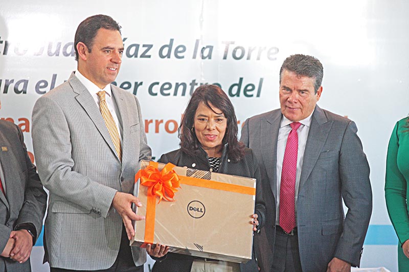 El gobernador y Juan Díaz de la Torre, presidente del Consejo General del SNTE, entregaron equipos a varios profesores ■ foto: ernesto moreno