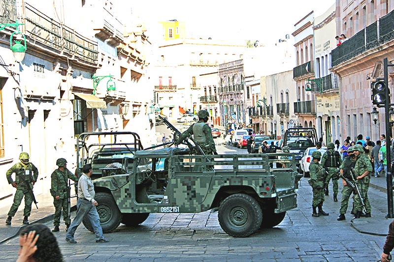 Imagen de archivo de un operativo del Ejército en calles del Centro Histórico de la capital de Zacatecas ■ FOTO: LA JORNADA ZACATECAS