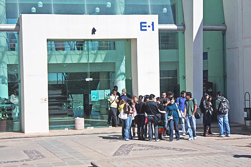 En la imagen, alumnos universitarios en el campus Siglo XXI ■ FOTO: LA JORNADA ZACATECAS