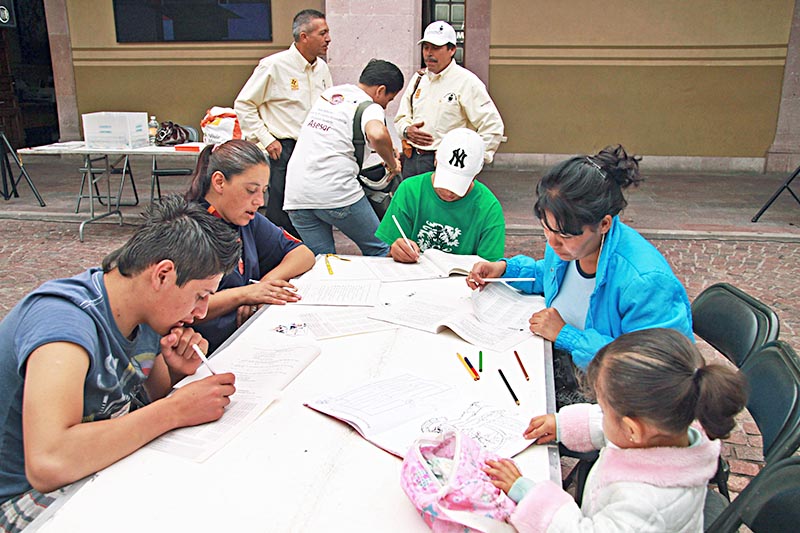 Los asesores realizan importante labor para ayudar a personas mayores de 15 años a terminar la primaria y/o secundaria ■ foto: la jornada zacatecas
