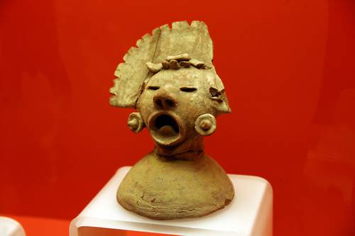 Una de las piezas arqueológicas incluidas en la exposición alusiva a Xipe Tótec, deidad mexica muy antigua y extendida en Mesoamérica. Foto Jesús Villaseca