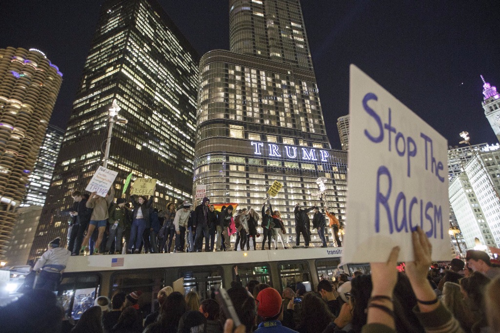 Manifestantes frente a la Trump Tower en Chicago, rechazan la victoria del empresario. Foto Afp