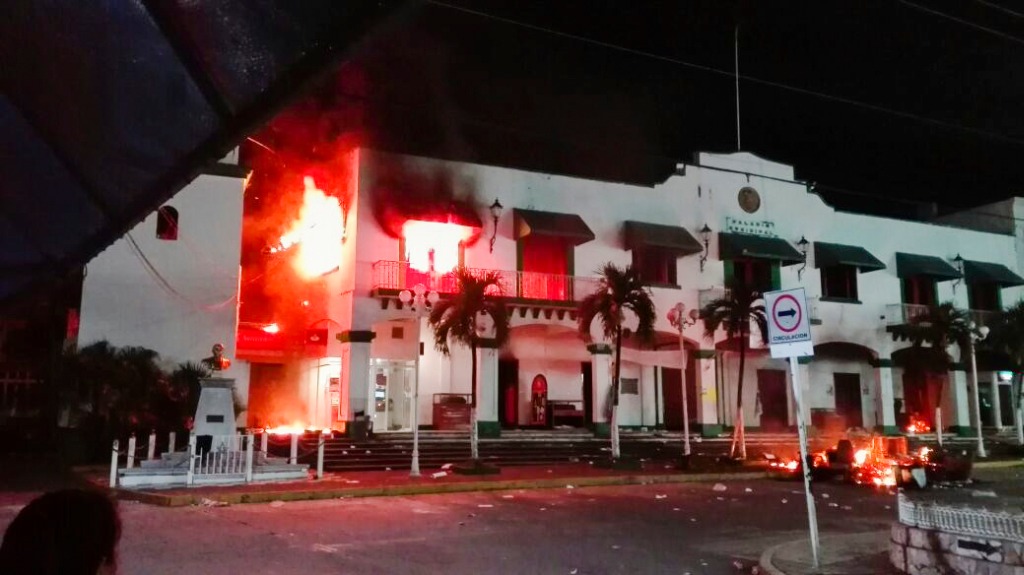 Pobladores tomaron el Palacio Municipal de Catemaco y por la tarde prendieron fuego en sus oficinas. Foto Cuartoscuro
