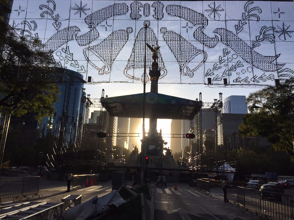 Trabajadores colocan el escenario en el Ángel de la Independencia para el concierto con el que se celebrará la llegada del Año Nuevo. Foto Guillermo Sologuren