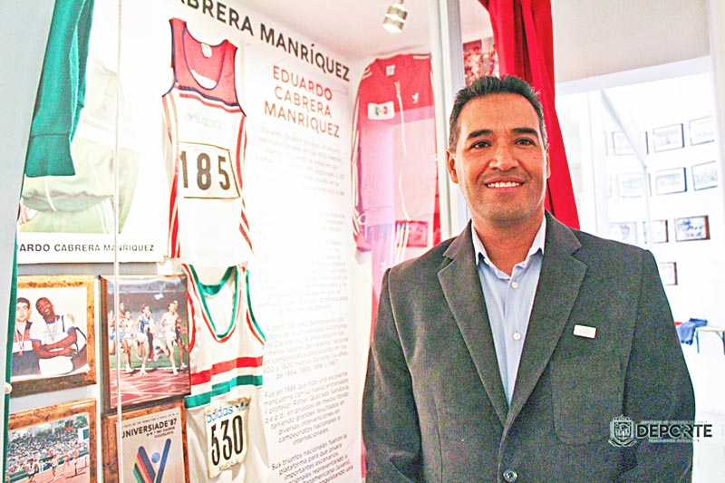 Eduardo Cabrera Manríquez durante su ingreso oficial al Salón del Honor ■ FOTO: INCUFIDEZ