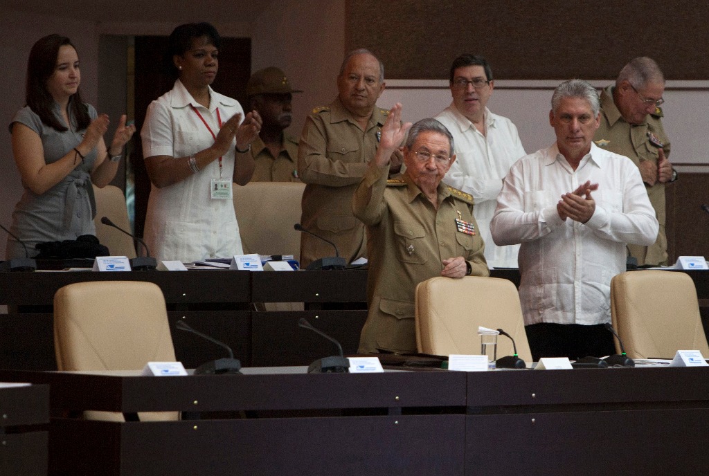 El presidente Raúl Castro y el primer vicepresidente, Miguel Díaz-Canel, en primer plano, durante la sesión de la Asamblea Nacional de Cuba este martes 27. Foto Ap