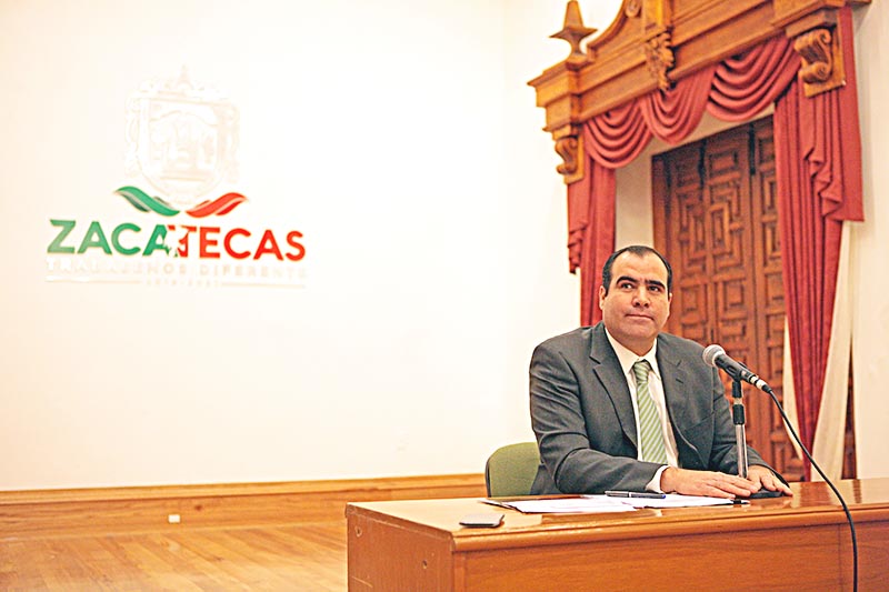 El secretario de Administración, Jorge Luis Pedroza Ochoa, durante conferencia de prensa ■ foto: ernesto moreno