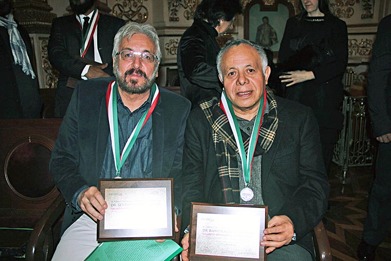 Reconocen a los docentes universitarios Sergio Espinosa Proa y Ramón Kuri Camacho ■ foto: LA JORNADA ZACATECAS