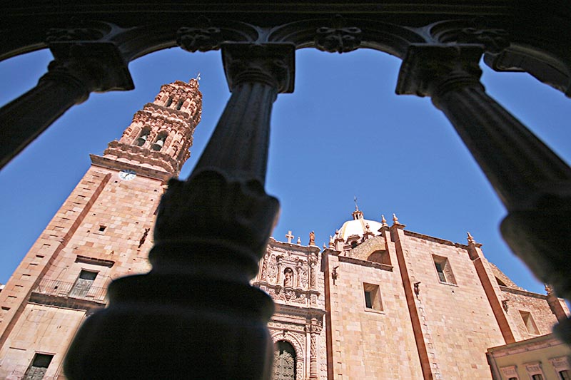La zona muestra una dicotomía entre pobreza y riqueza, y eso lleva a áreas de oportunidad, sobre las que tenemos que plantear sobre la mesa, expresa el funcionario. Aspecto del Centro Histórico de la capital ■ foto: andrés sánchez