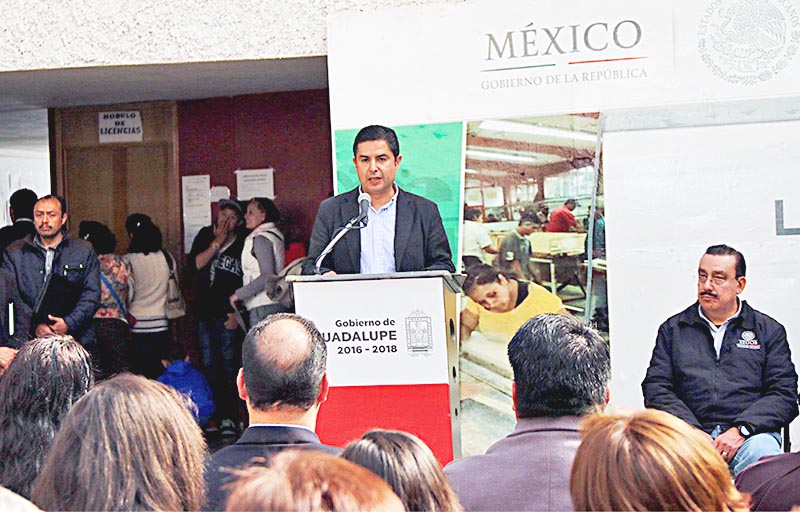 El alcalde Enrique Flores encabezó la entrega de becas de capacitación en el trabajo en el marco del Programa Nacional de Prevención Social del Delito ■ foto: la jornada zacatecas