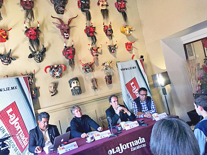 Arturo Burnes Ortiz (segundo de izquierda a derecha) y Mariana Terán Fuentes, en su intervención en la primera parte del foro de análisis ■ FOTOS: ERNESTO MORENO Y MIGUEL ÁNGEL NÚÑEZ