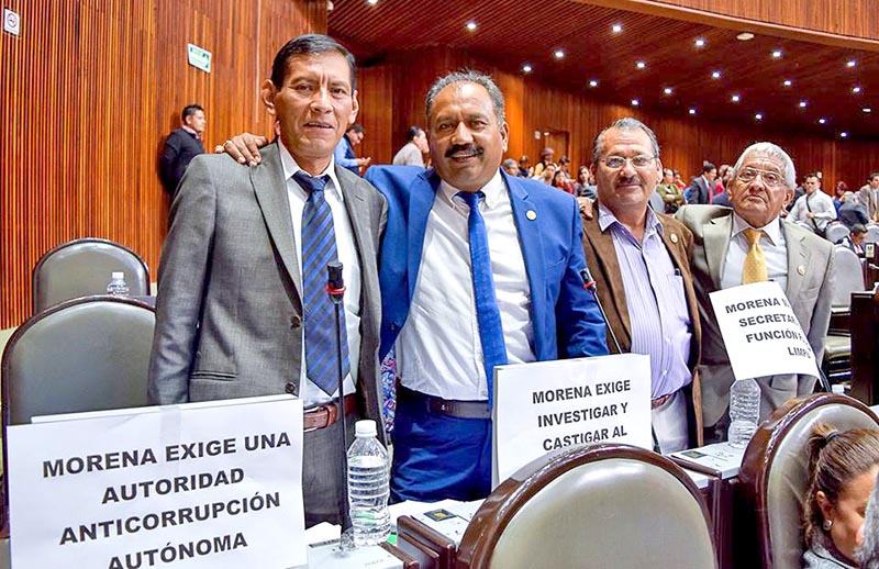 Alfredo Basurto Román (segunda de izquierda a derecha), legislador federal por Zacatecas, en la Cámara de Diputados ■ FOTO: FACEBOOK