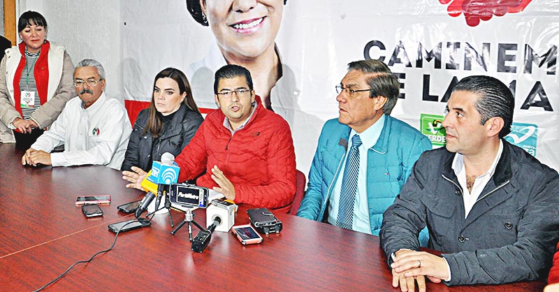 Roberto Luévano Ruiz, presidente estatal del PRI, confirmó en conferencia de prensa el triunfo de Judit Guerrero en las elecciones ■ foto: FACEBOOK