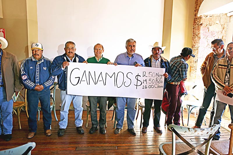 Conferencia de prensa del Movimiento Pro Defensa del Precio del Frijol, encabezada por José Narro y Pedro de León ■ foto: andrés sánchez