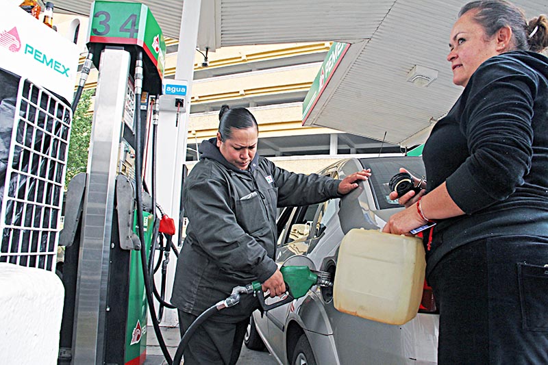 En algunas estaciones de servicio aún se registran compras de pánico, incluso algunas personas llevan el carburante en garrafones, después de llenar el tanque de su vehículo ■ foto: andrés sánchez