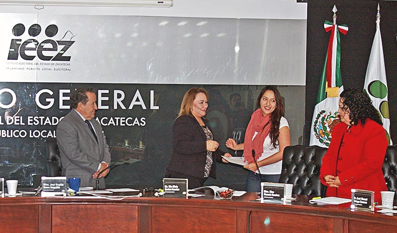 Integrantes del instituto durante la entrega de la constancia ■ foto: la jornada zacatecas