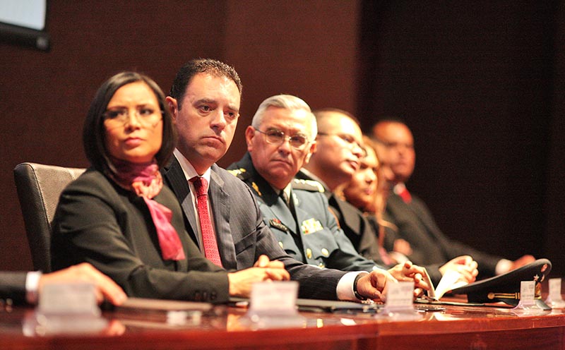 El gobernador, la titular de la CDHEZ, Luz Domínguez, e invitados especiales durante la ceremonia