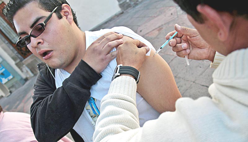 El secretario de Salud de la entidad destacó que se tiene un avance de 50 por ciento de la aplicación de más de 500 mil dosis para prevenir la enfermedad ■ foto: la jornada zacatecas