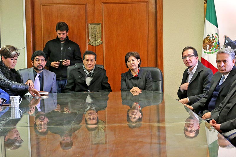 Concejales y síndico y regidores electos, representantes de cada partido que participó en las elecciones extraordinarias, firman el acta circunstanciada ante personal de la Auditoría Superior del Estado ■ foto: la jornada zacatecas
