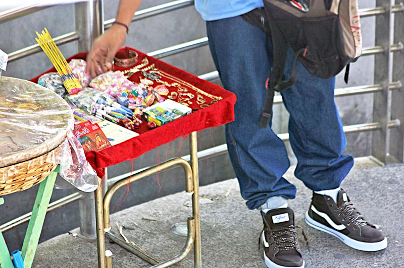 En el Centro Histórico capitalino se detectó a tres personas que vendían artefactos de pirotecnia sin contar con los documentos y el permiso que exige el ayuntamiento; se decomisaron entre 15 y 20 kilos de este material ■ foto: la jornada zacatecas