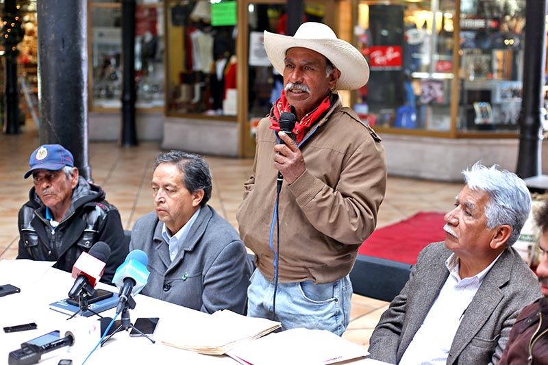 Roberto de la Rosa, delegado municipal de Salaverna, en uso de la voz, ofreció una conferencia de prensa ■ FOTOS: ANDRÉS SÁNCHEZ Y LA JORNADA ZACATECAS