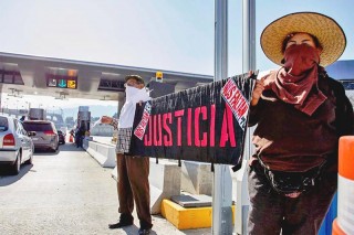 Familiares de los normalistas “tomaron” este domingo las casetas de la carretera México-Cuernavaca