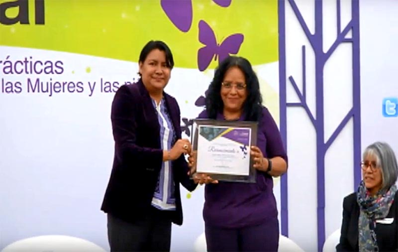 La responsable del espacio, Leticia Torres Villa, recibió el reconocimiento denominado “Hermanas Mirabal” ■ FOTO: YOUTUBE