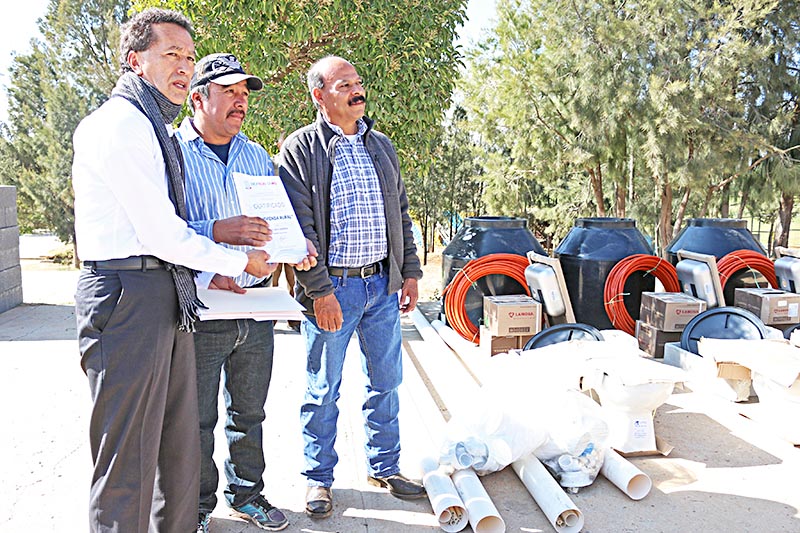En total, el presidente Catarino Martínez Díaz entregó más de 3 mdp en material ■ foto: LA JORNADA ZACATECAS