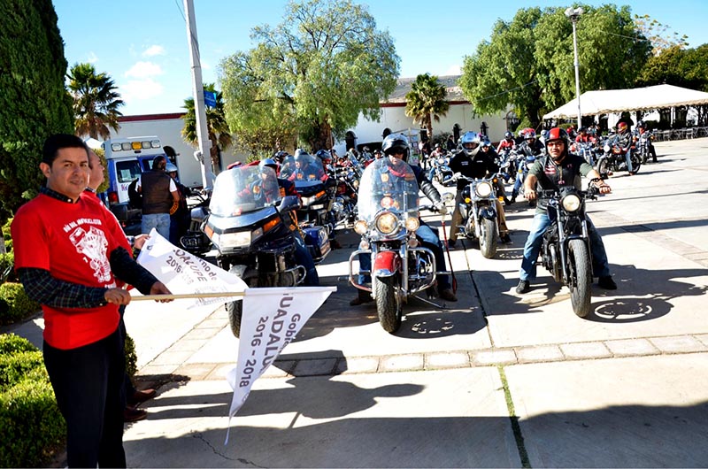 El alcalde Guadalupe Flores dio el banderazo de salida a la concentración de motociclistas ■ foto: la jornada zacatecas