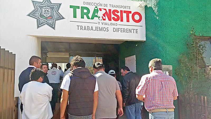 Los trabajadores del transporte público se manifestaron al exterior de la Dirección de Transporte público, Tránsito y Vialidad ■ FOTO: RAFAEL DE SANTIAGO