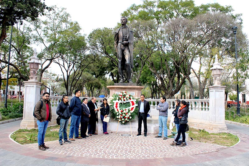 Los participantes hicieron una guardia de honor en el monumento de Francisco García Salinas que se encuentra en la Alameda Central ■ fotos: la jornada zacatecas
