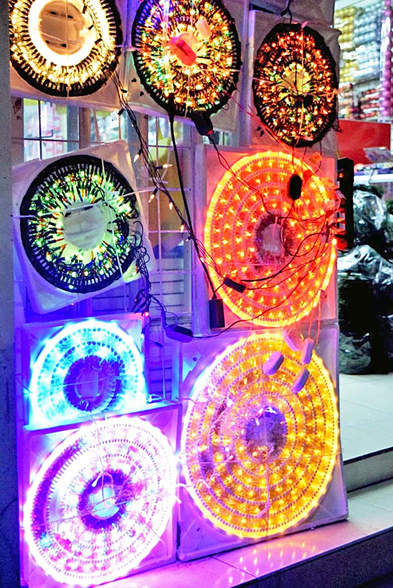 Con la colocación de luces davideñas en casa se registran accidentes ■ foto: LA JORNADA ZACATECAS