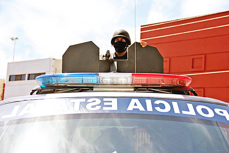 Los agentes instalaron diversos filtros para detectar a los presuntos ladrones de una gasolinera ■ foto: LA JORNADA ZACATECAS