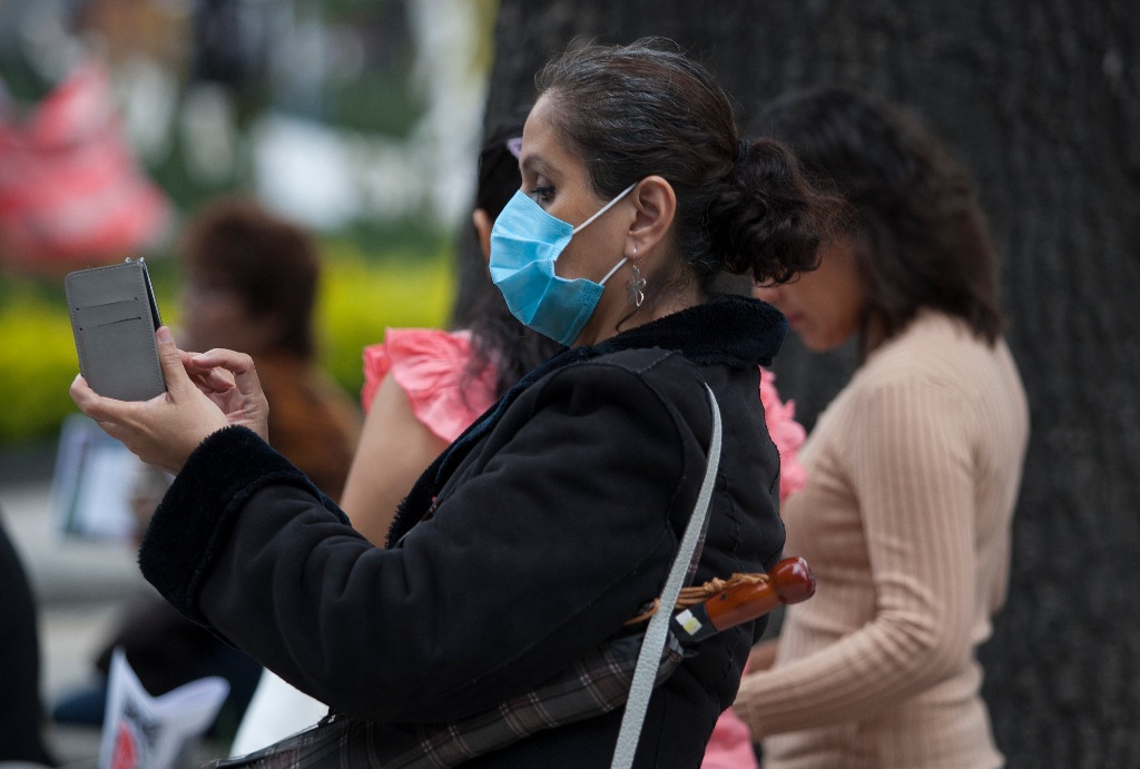 Una mujer usa un tapabocas debido a la contaminación ambiental en la Ciudad de México. Foto Cristina Rodríguez