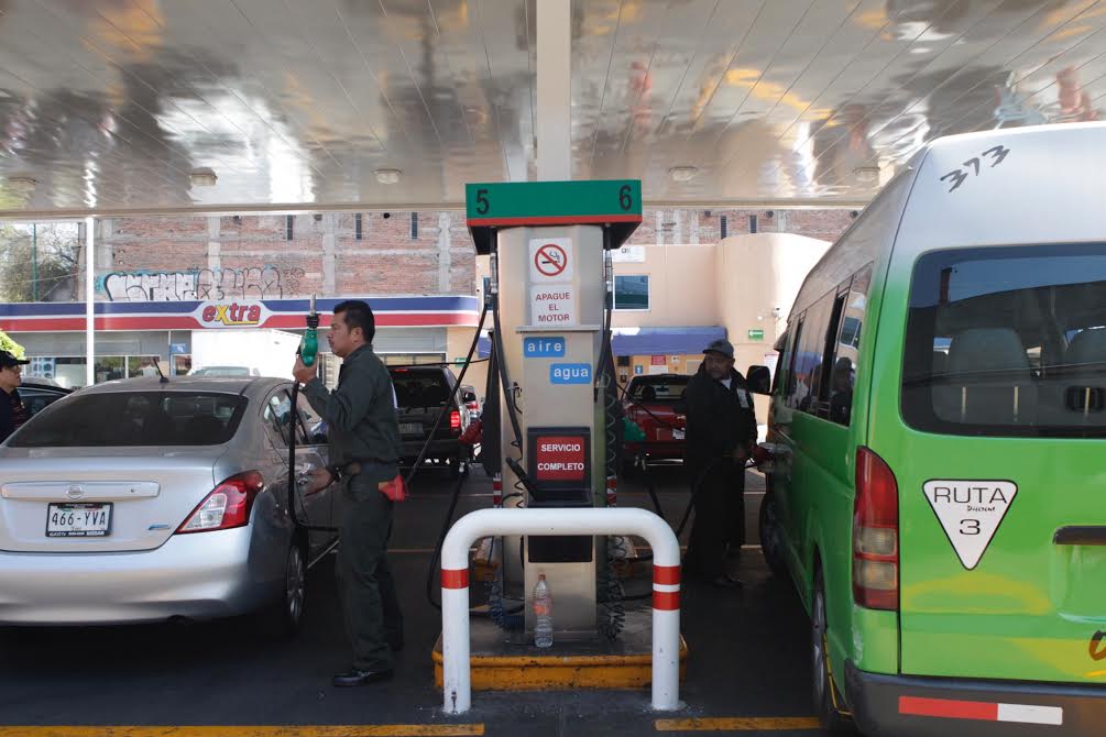 Carga de combustible en una gasolinera en la Ciudad de México. Foto Yazmín Ortega
