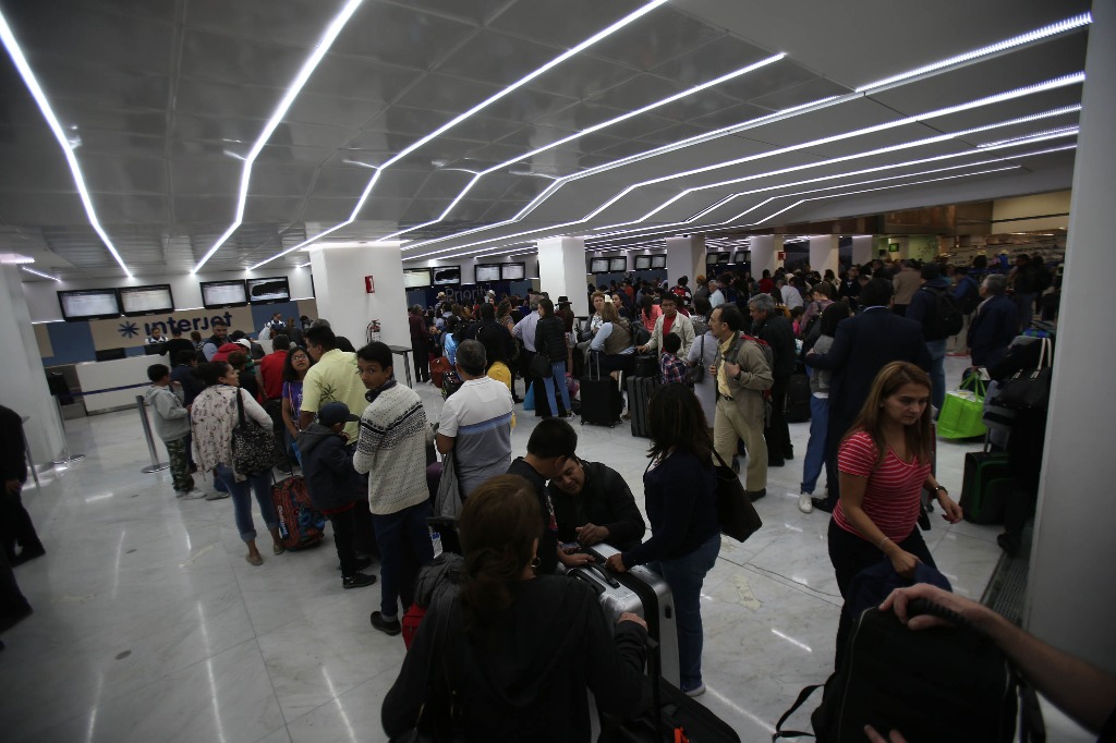 Filas en los mostradores de Interjet el pasado 26 de diciembre. Foto Carlos Ramos Mamahua