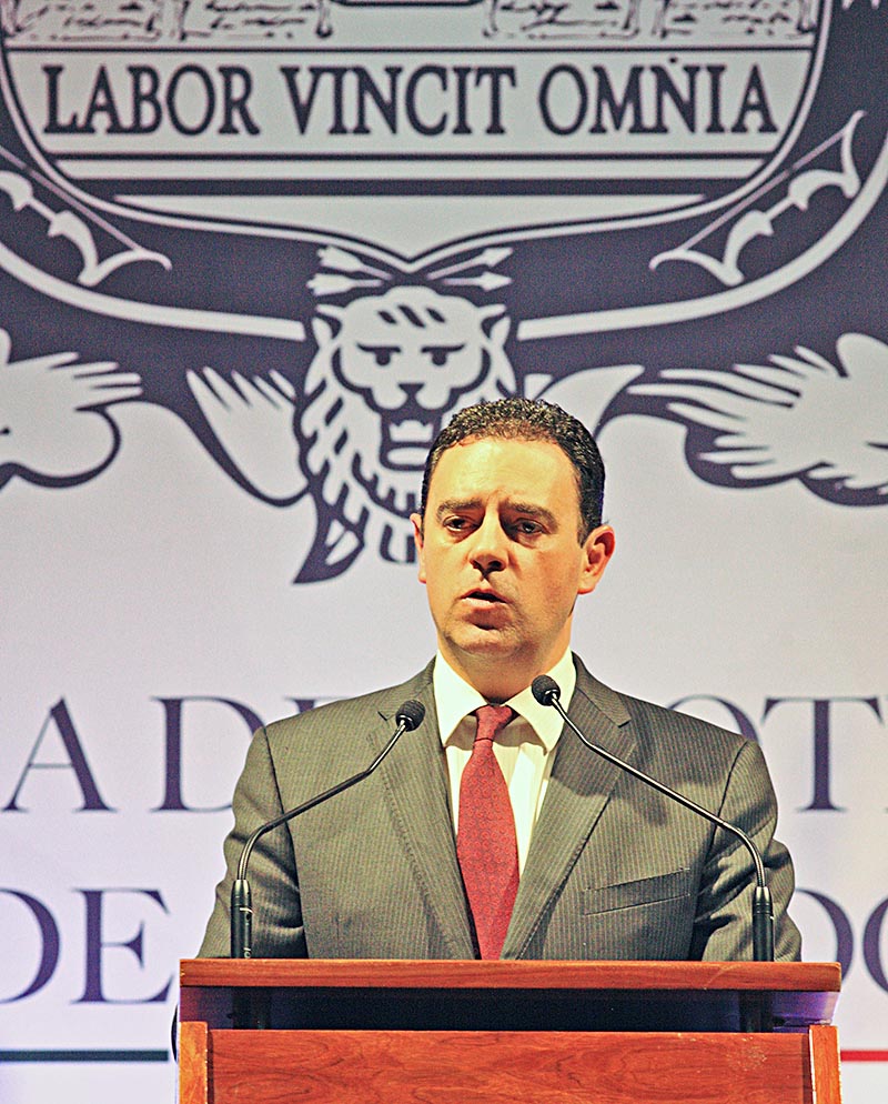 El gobernador del estado, Alejandro Tello, durante un evento en el estado ■ foto: ernesto moreno