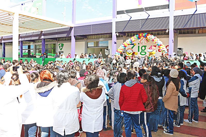 El festejo incluyó el corte de un pastel y reunió a casi 600 alumnos, de 17 escuelas de seis municipios de la entidad ■ FOTO: LA JORNADA ZACATECAS