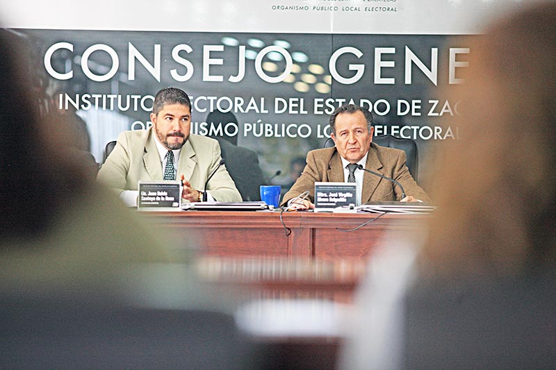 Virgilio Rivera Delgadillo (derecha), consejero presidente del IEEZ ■ FOTO: ERNESTO MORENO
