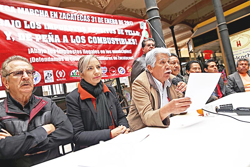 José Santos Cervantes, dirigente estatal del FPLZ (al micrófono), anunció una movilización contra los impuestos y el incremento a la gasolina ■ foto: andrés sánchez