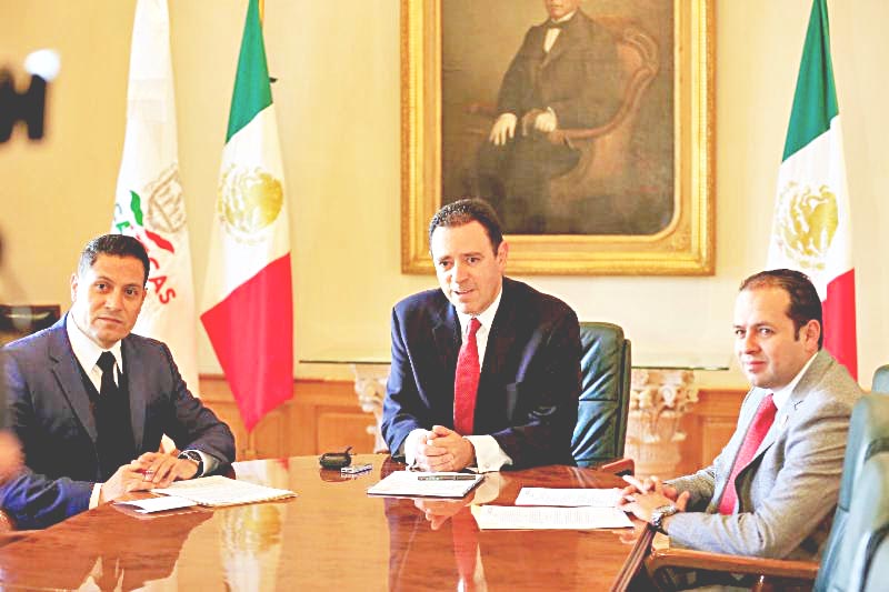 El gobernador se reunió con José Juan Estrada, secretario del Zacatecano Migrante y Marco Vinicio Flores, titular de la a Coordinación Estatal de Planeación ■ FOTO: LA JORNADA ZACATECAS