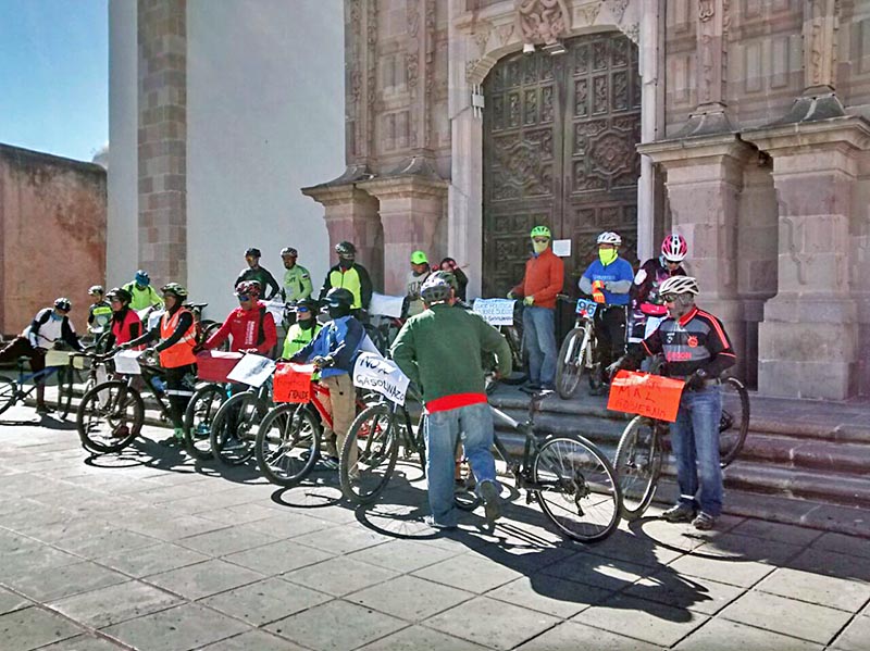 Los ciclistas en su arribo a la Legislatura ■ Foto: Cortesía Misael Camarillo