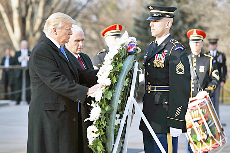 Donald Trump depositó la tarde de este jueves una ofrenda floral frente a la Tumba del Soldado Desconocido ■ foto: ap
