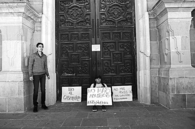 Manifestantes fuera del Congreso local, donde se encontraron con las puertas cerradas ■ foto: andrés sánchez