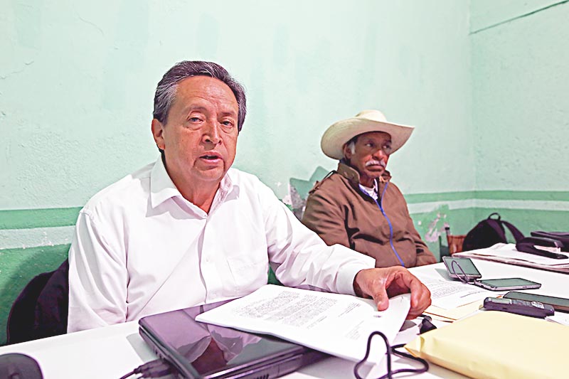 Conferencia de prensa, en la que Efraín Arteaga (izquierda) y Roberto de la Rosa (derecha) informaron de esta reunión a realizarse el próximo sábado ■ foto: andrés sánchez