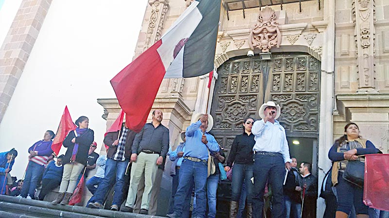 Obreros agrícolas y campesinos se manifestaron afuera de la Legislatura local ■ FOTO: rafael de santiago