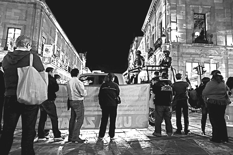 A finales de diciembre pasado, habitantes de Salaverna y organizaciones sociales bloquearon la avenida Hidalgo, en protesta por la demolición de casas en dicha comunidad. Estuvo latente el uso de la fuerza pública para despejar la vialidad ■ foto: andrés sánchez